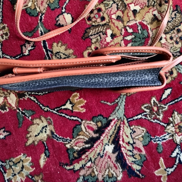 Rare Dooney & Bourke Black and Tan Leather Phone Crossbody - Picture 3 of 9